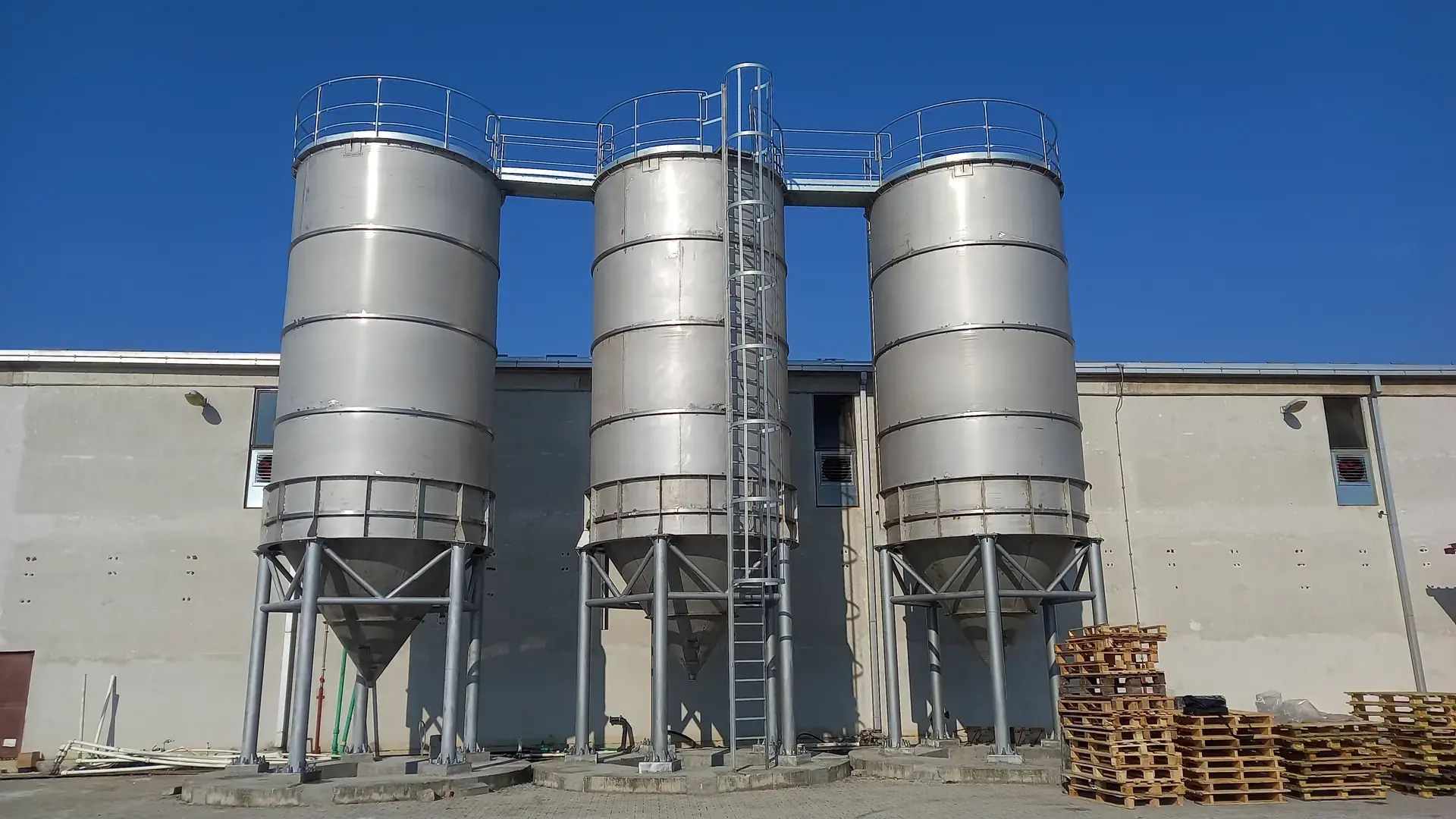 Baterija silosa za granulate isporučena i montirana kod naručioca